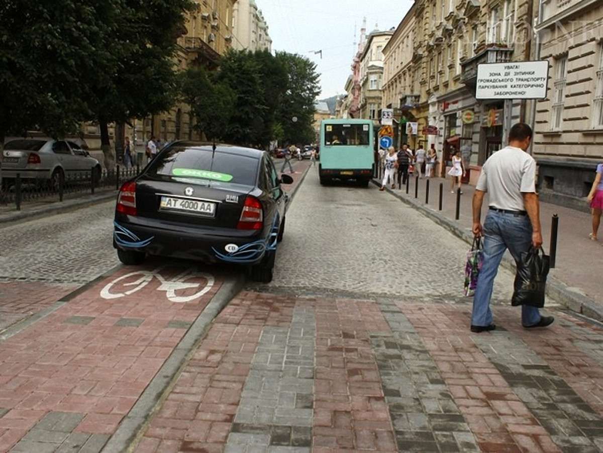 У Львові ОККО купить тротуарні стовпці через своє авто на велодоріжці