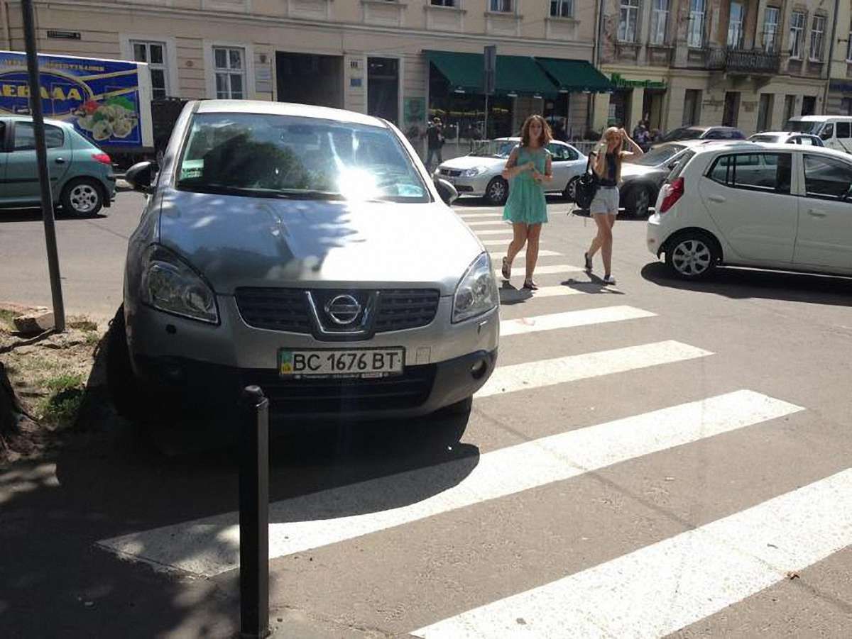 У Львові на зебрі припаркували авто з недійсною перепусткою облради