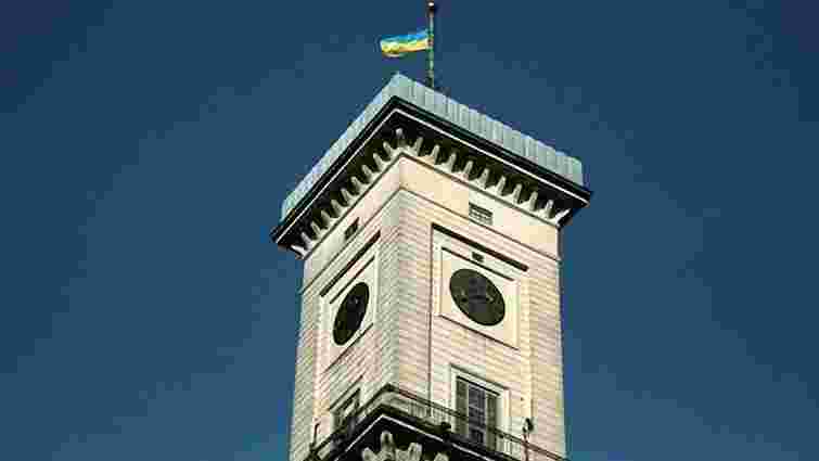 На львівській ратуші позолотять цифри і стрілки годинників