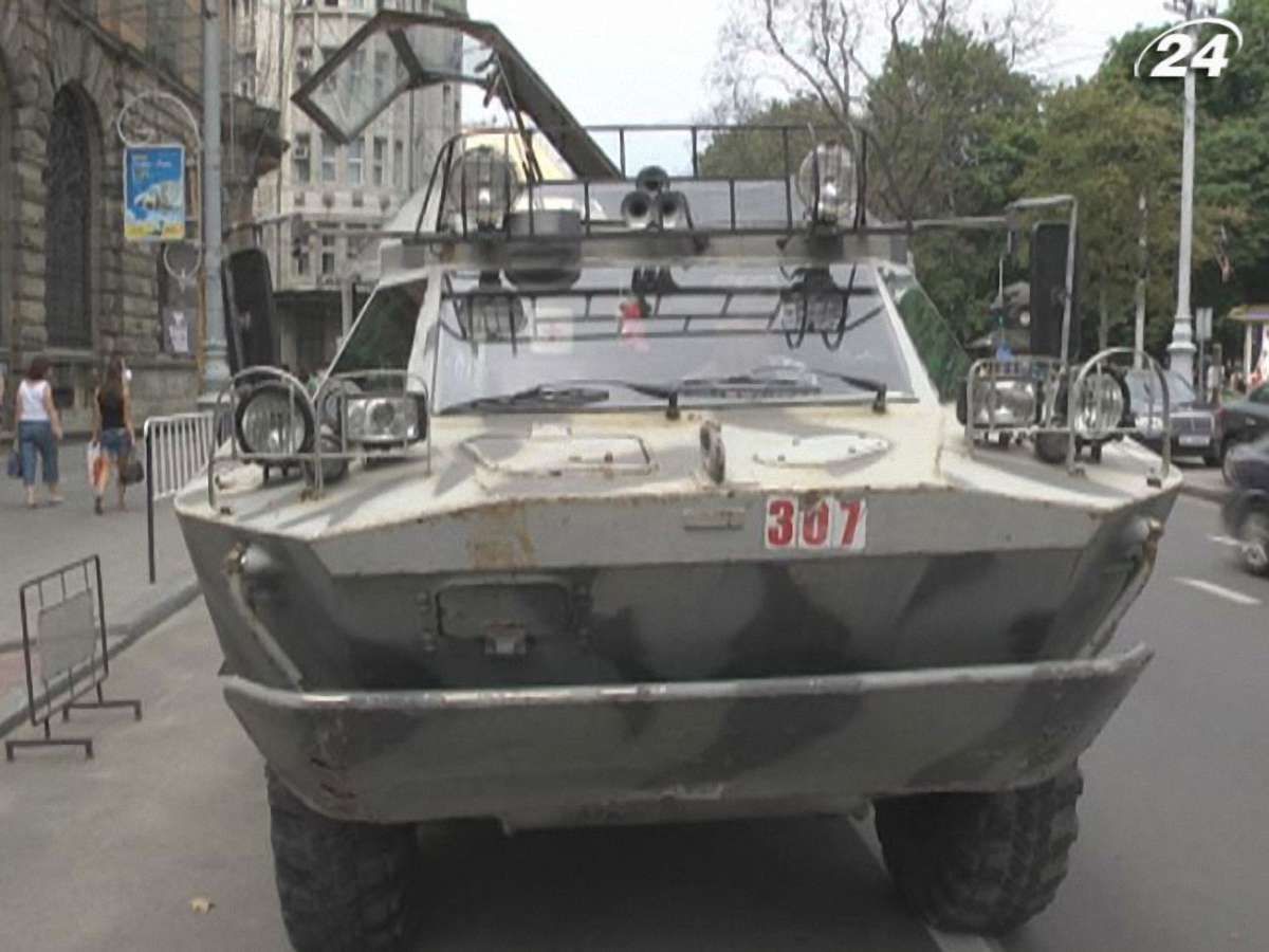 У Львові туристів возять на бойовій машині
