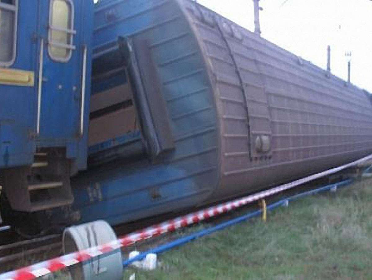Пасажирський потяг зійшов з рейок на Запоріжжі