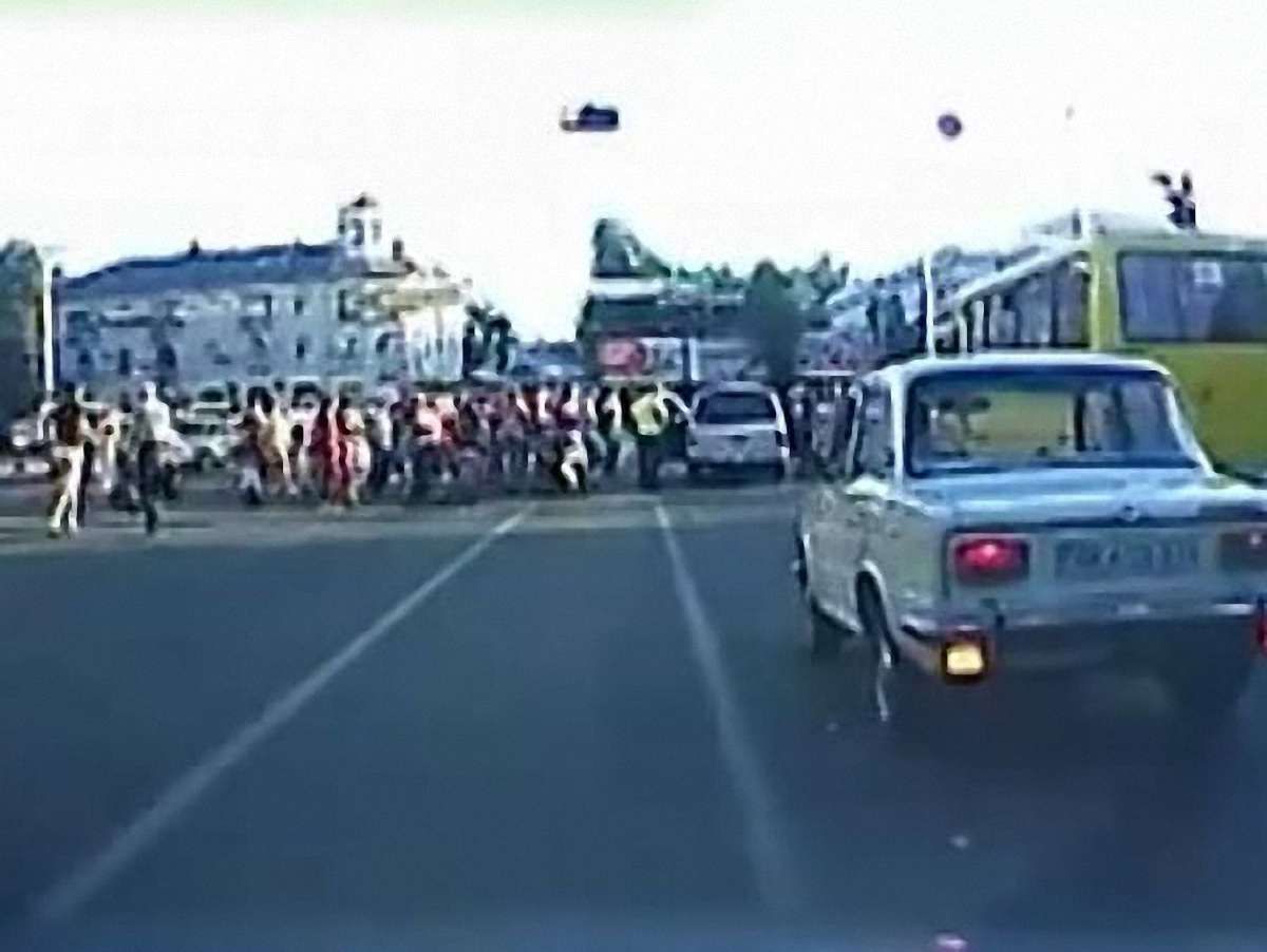 У Сімферополі мікроавтобус в'їхав у натовп людей на переході