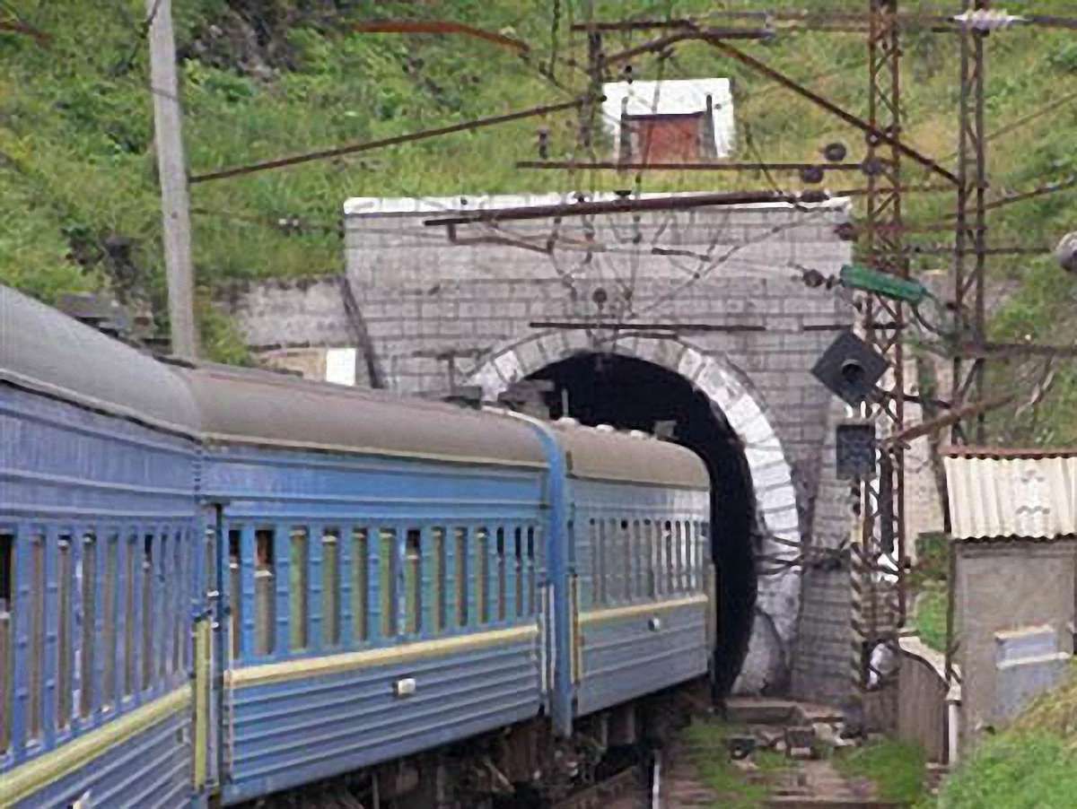Вандалізм у приміських потягах набув системного характеру, – залізничники