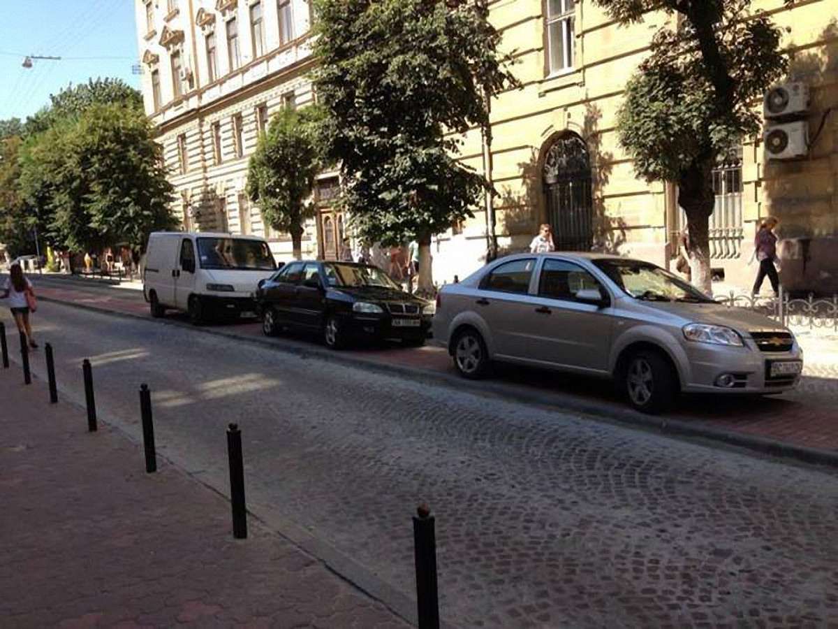 Паркування по-львівськи: п’ять авто на новій велодоріжці. ФОТО