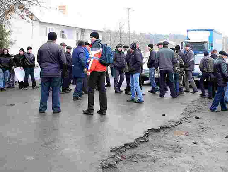 Селяни перекрили трасу Чернівці-Порубне