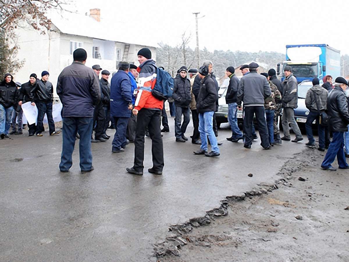 Селяни перекрили трасу Чернівці-Порубне
