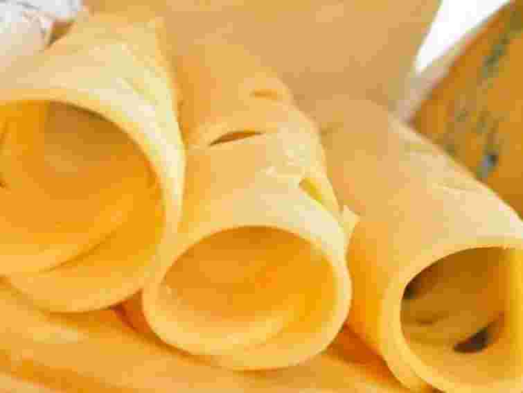 Російські фахівці знайшли антибіотики в українських сирах 