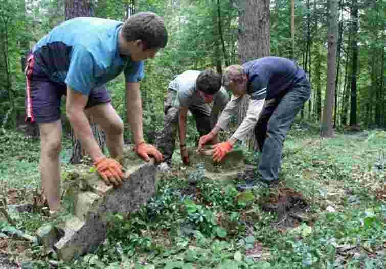У Польщі молодь упорядкує занедбані українські цвинтарі