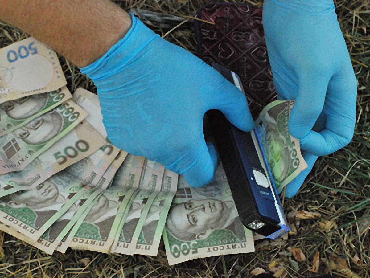 На Закарпатті жінка продавала сина і доньку за $2 тис.