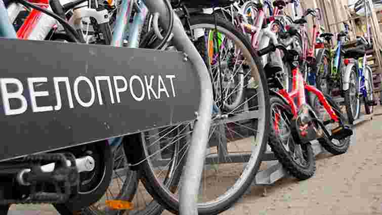 На площі Ринок у Львові діє благодійний велопрокат