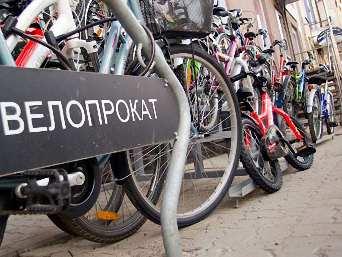 На площі Ринок у Львові діє благодійний велопрокат