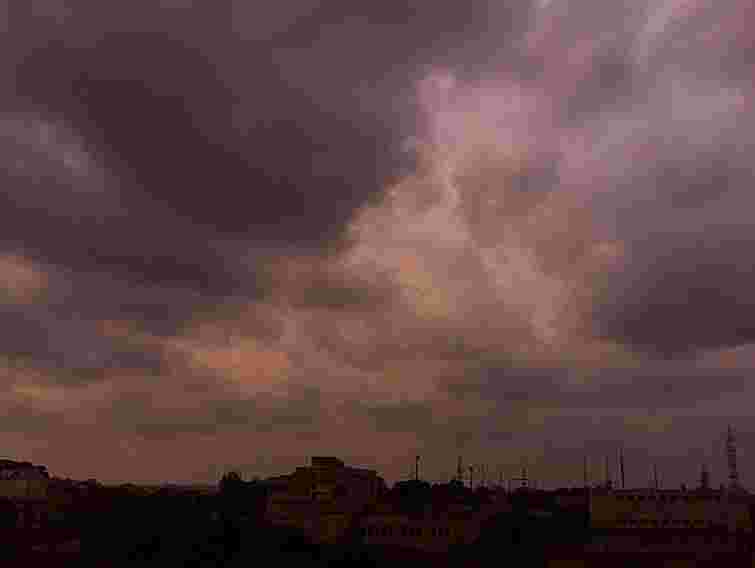 Завтра на заході грози і шквали