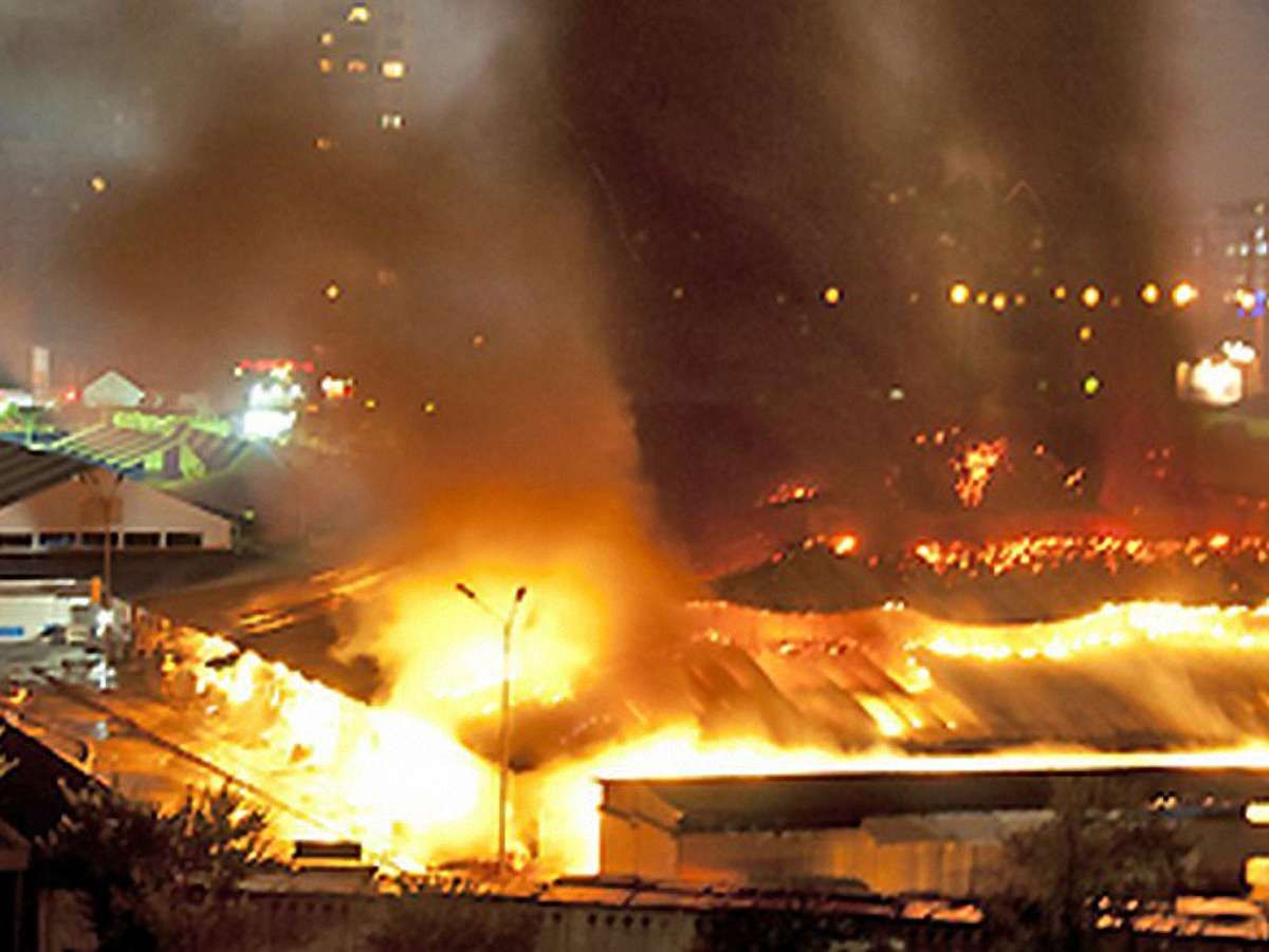 У Києві біля метро горів ринок, люди кажуть про підпал