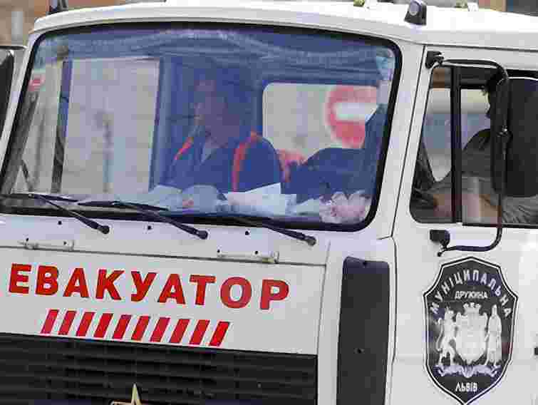З вулиць Львова щодня евакуйовують близько 30 авт