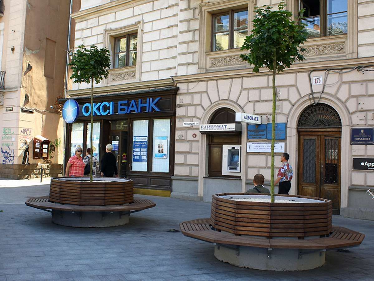 У Львові на площі Галицькій встановили лавки з деревцями