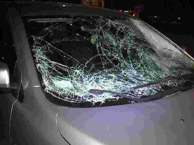 П’яний водій збив двох людей на зупинці в Дніпропетровську