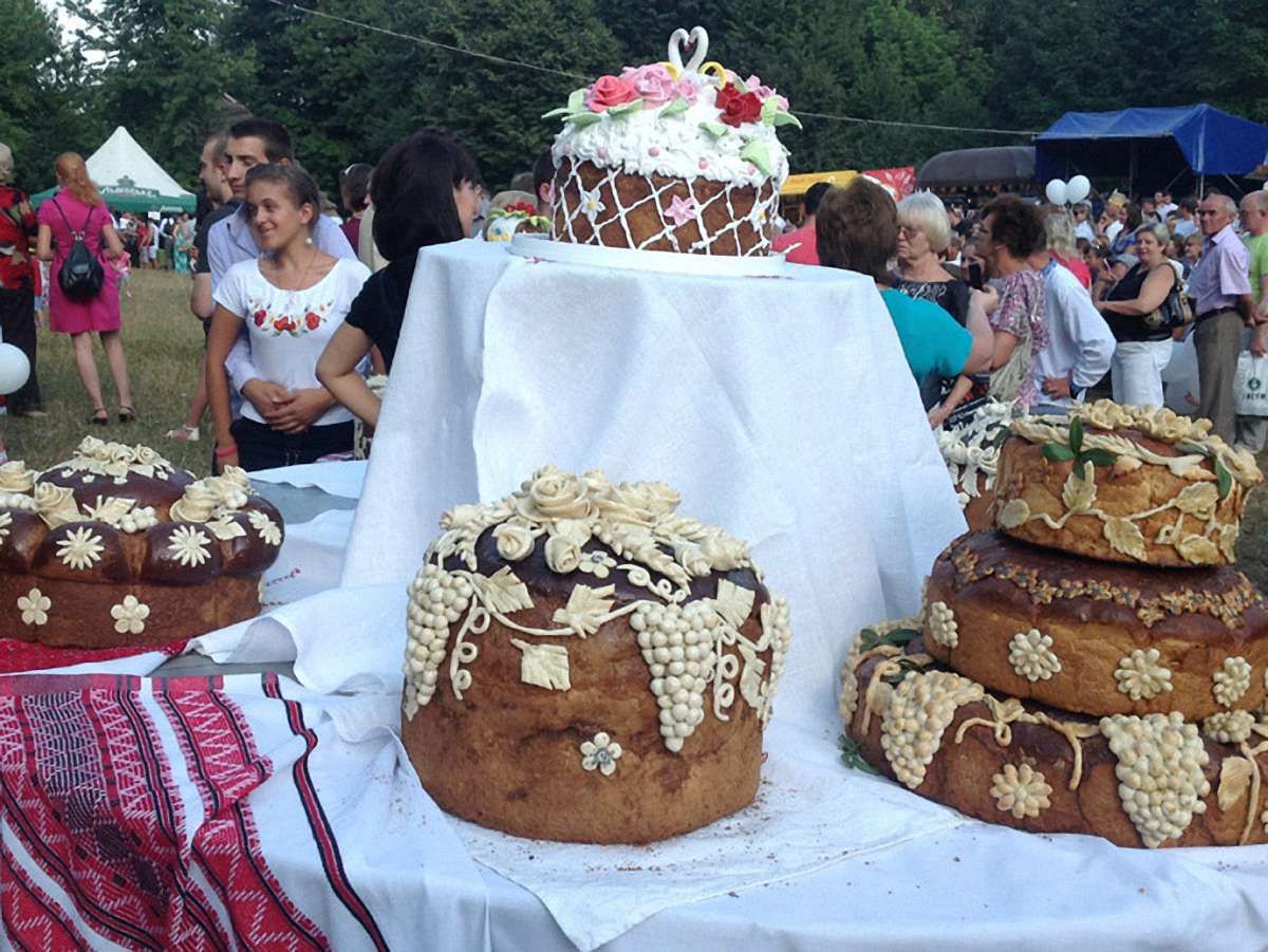 Львів’ян частували півтораметровим короваєм. Фото