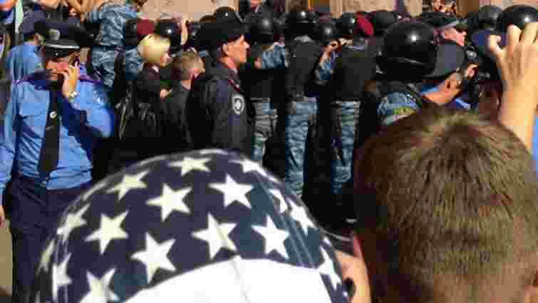 Біля Київради сталася сутичка між нардепами і міліцією