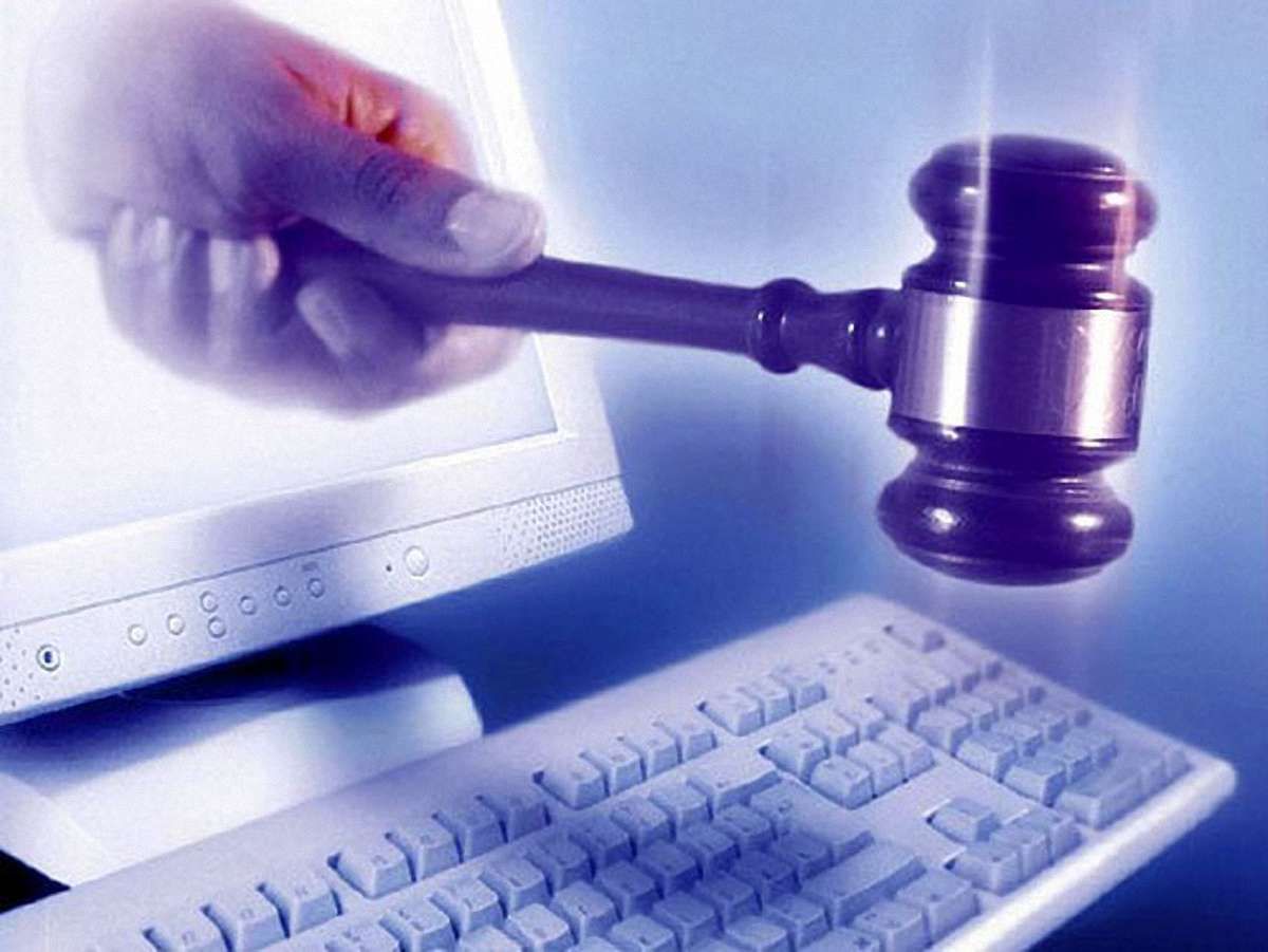 На Львівщині хакер продавав з інтернет-аукціону неіснуючі мобільні