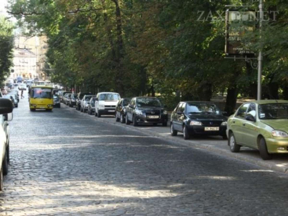 У Львові біля парку Франка – стихійне паркування. ДАІ не справляється