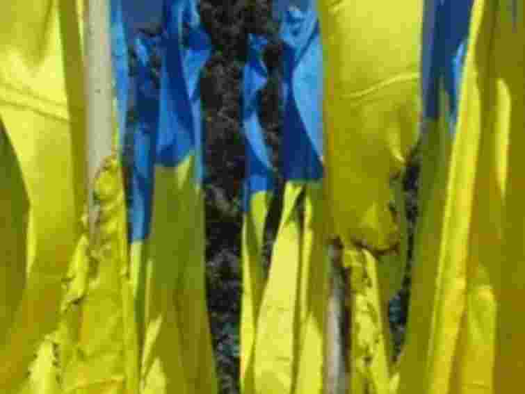 Біля міськради Донецька підпалили українські прапори