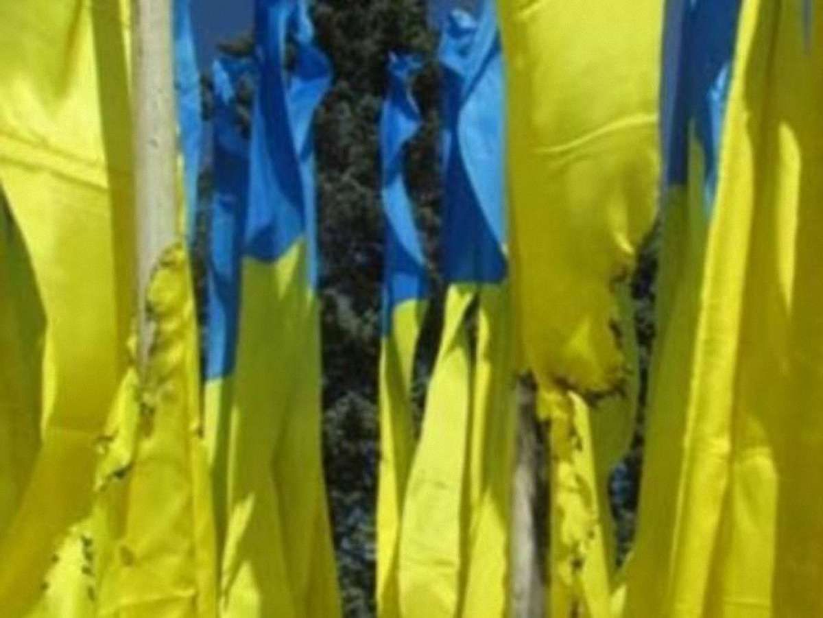 Біля міськради Донецька підпалили українські прапори