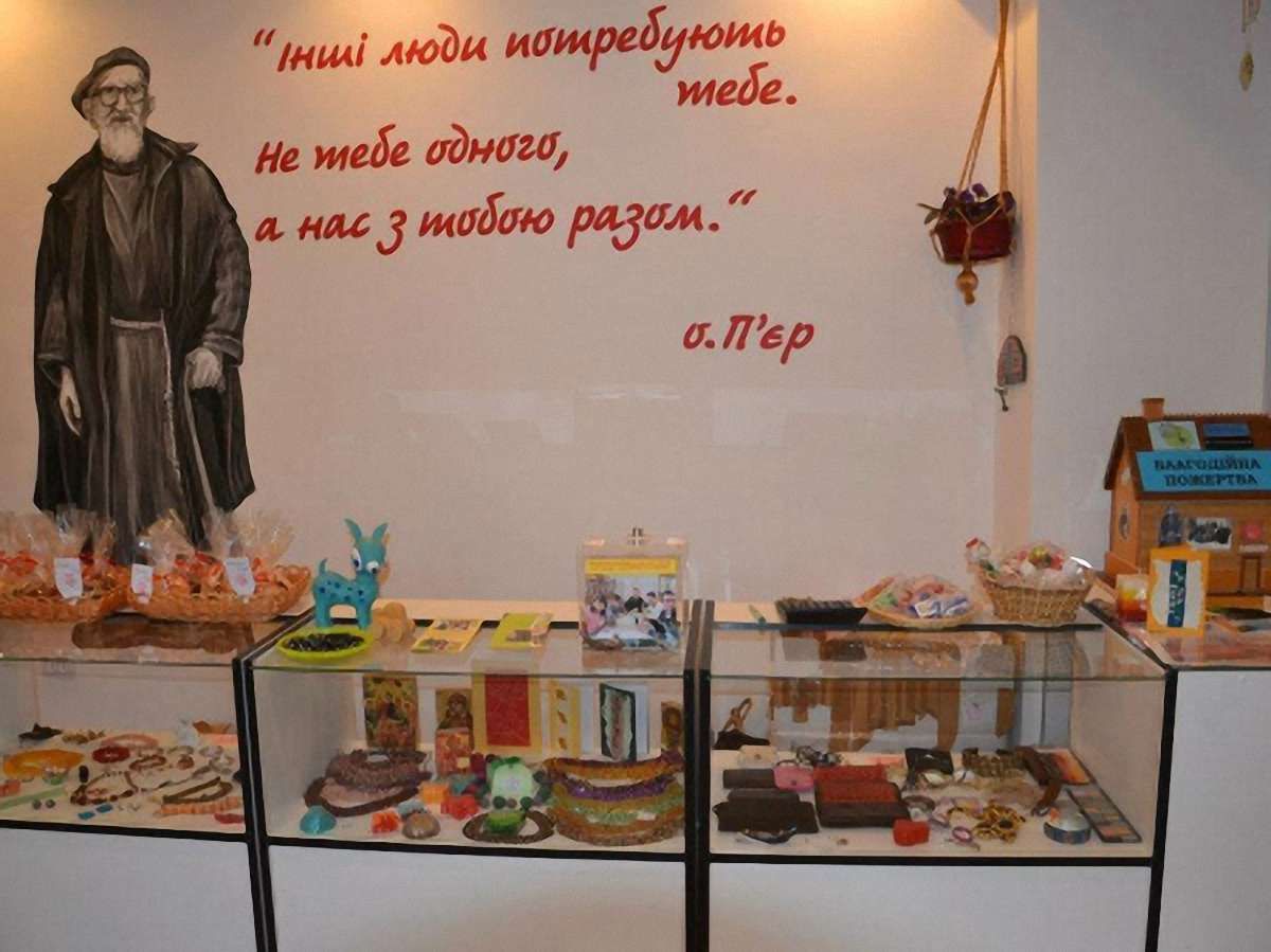 До другого гаражного розпродажу готують старовинні скрині