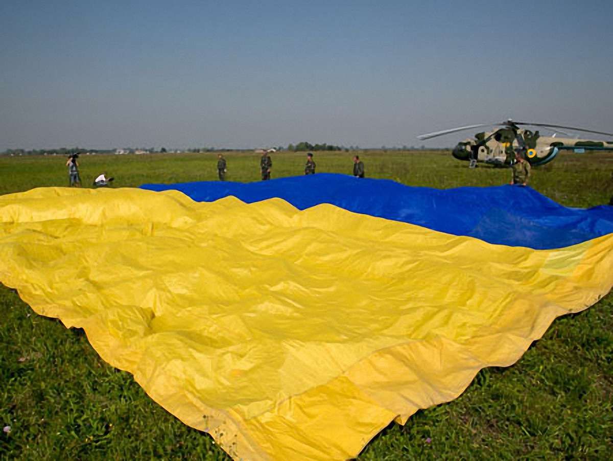 У небі над Львівщиною розгорнули стяг-рекордсмен. Фото 