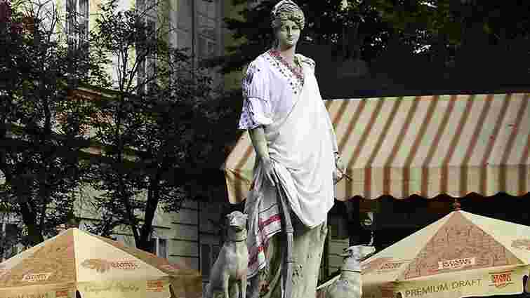 Скульптури на площі Ринок у Львові одягнули у вишиванки