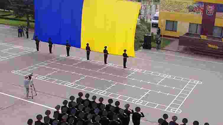 У Львові сьогодні підняли найбільший прапор в Україні. Фото