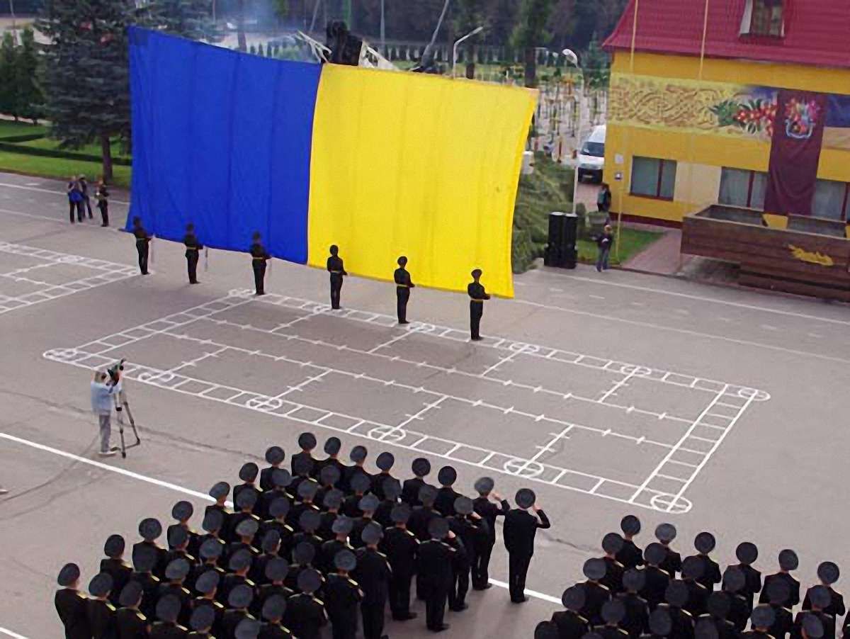У Львові сьогодні підняли найбільший прапор в Україні. Фото