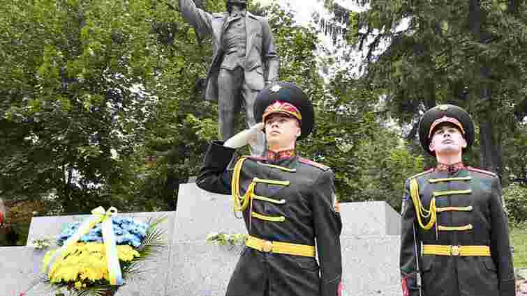 У День Незалежності у Львові вшанували квітами пам’ять героїв