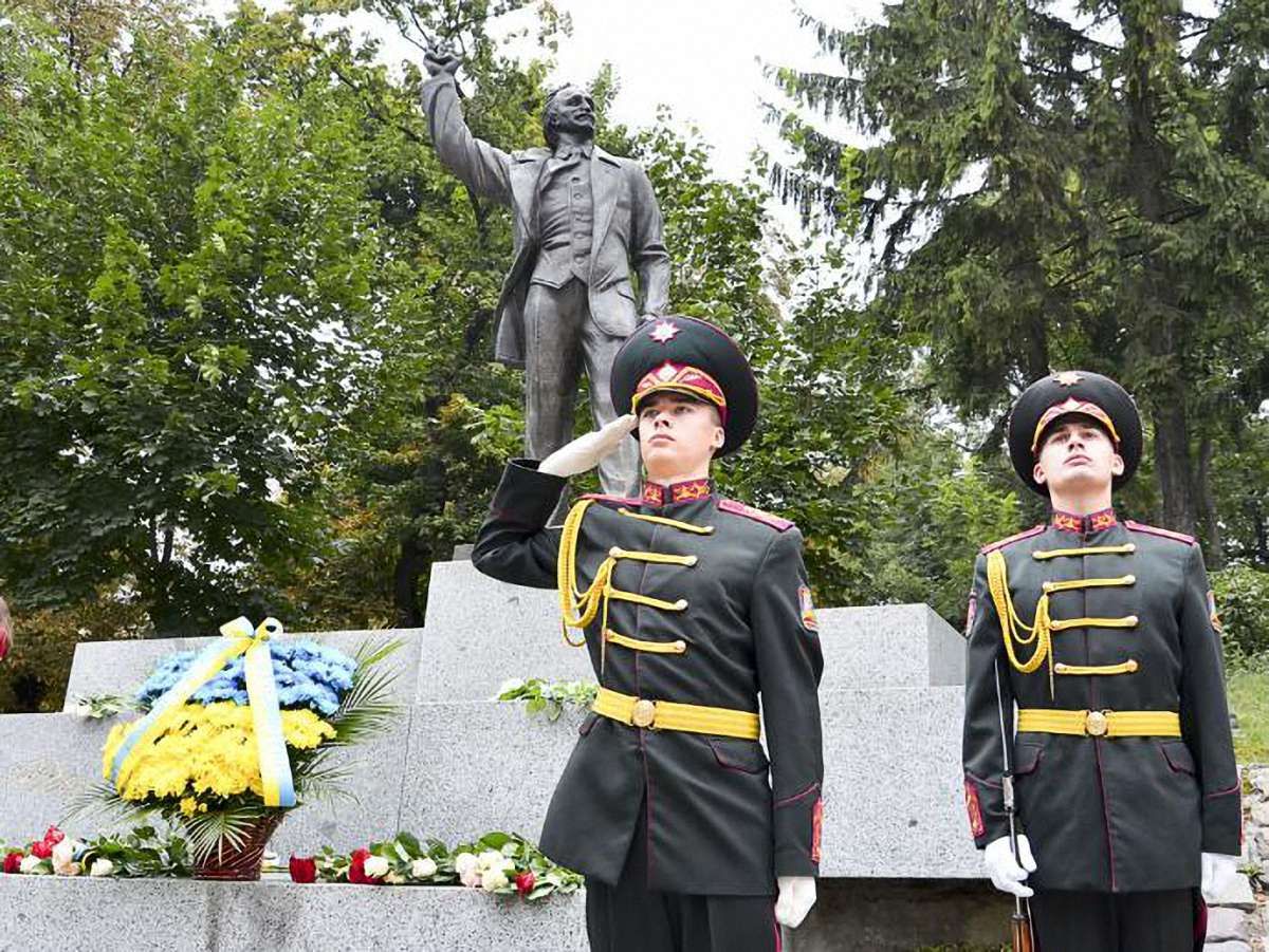 У День Незалежності у Львові вшанували квітами пам’ять героїв