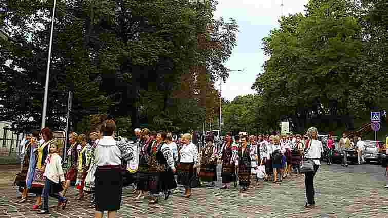 Львовом пройшов парад українок у вишиванках
