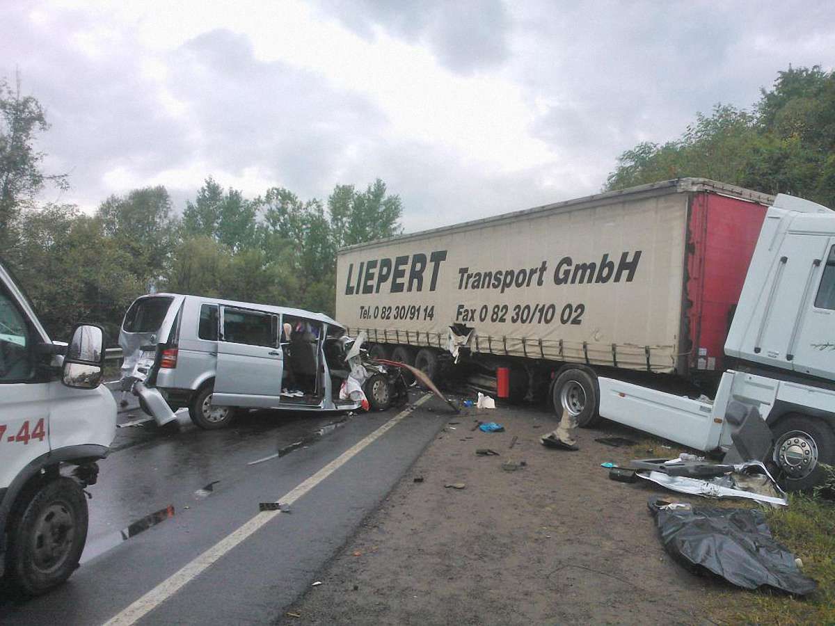 На Закарпатті в ДТП постраждали заробітчани, які поверталися з Італії. Фото