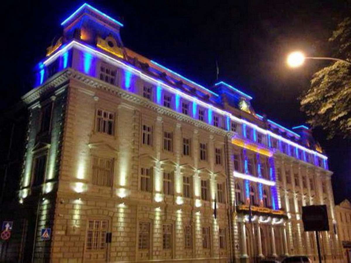 У Львівській ОДА з’явилася святкова підсвітка