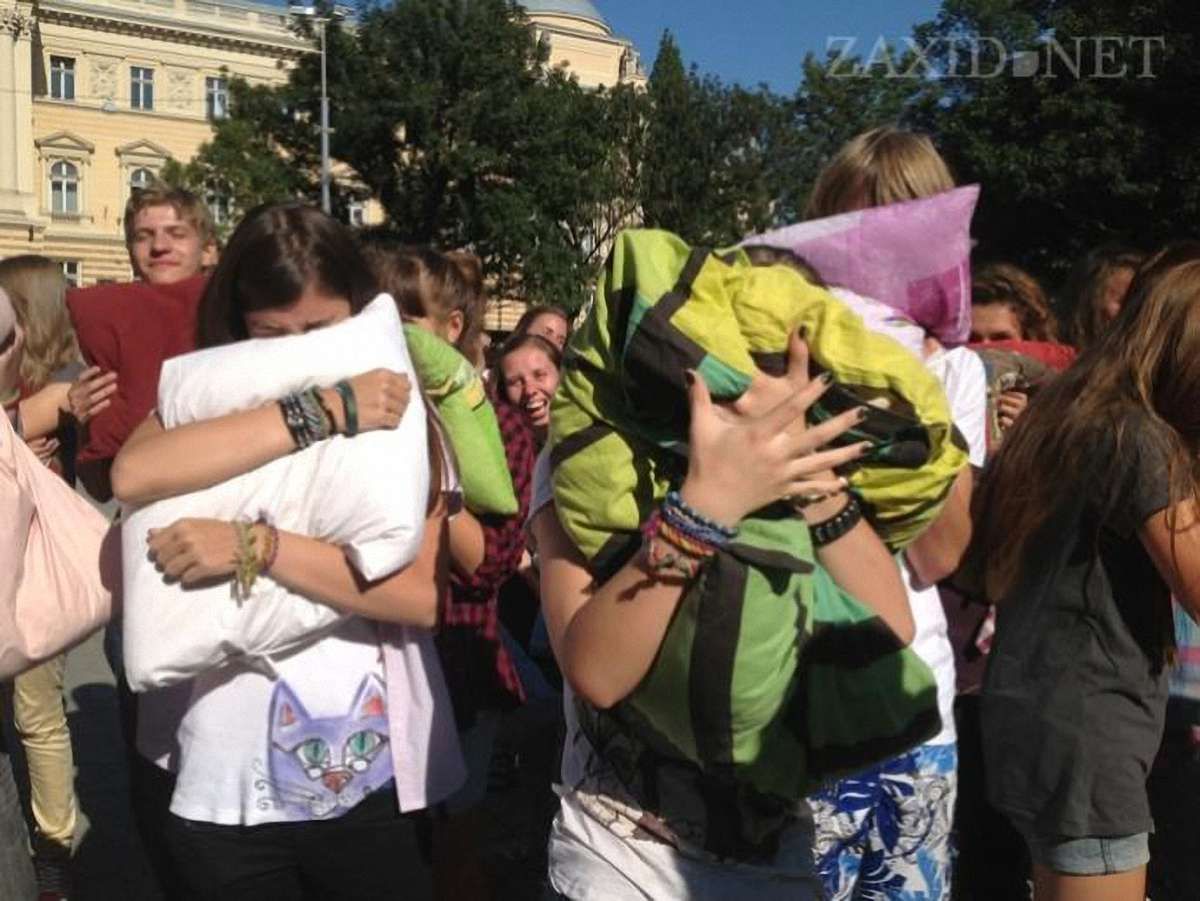 «Подушкова баталія» стане основою для кліпу гурту «Флайzzzа»