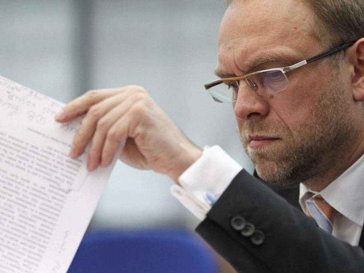 Відповідно до закону Тимошенко мали звільнити 1 серпня, – Власенко