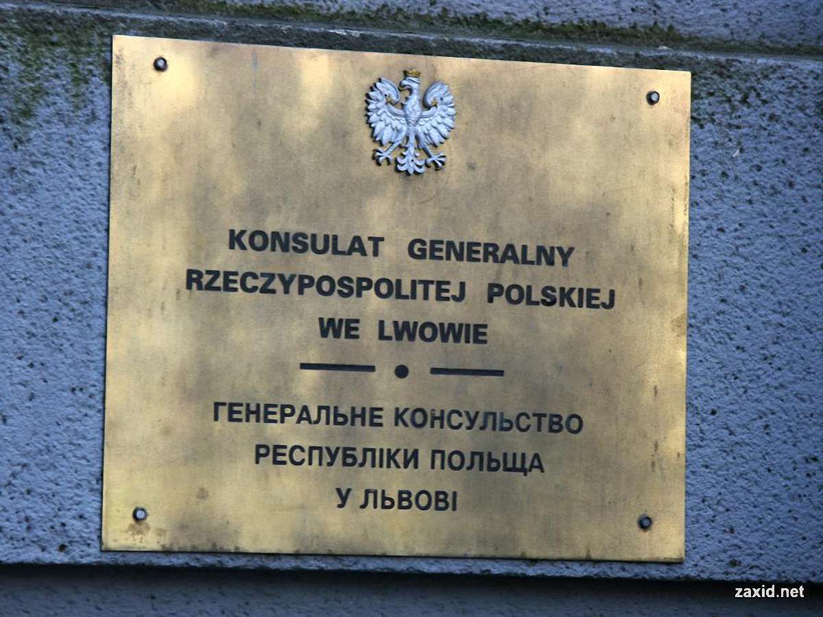 Поляки хочуть швидше видавати українцям візи для збору ягід