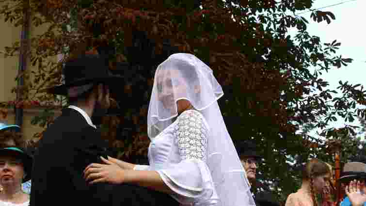 У Львові на площі Ринок відгуляли єврейське весілля 