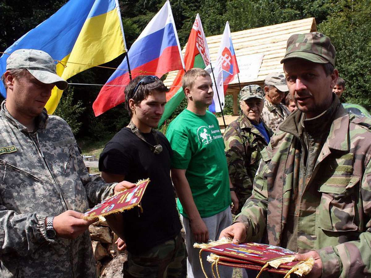 У Карпатах міжнародний загін волонтерів знайшов останки 15 воїнів