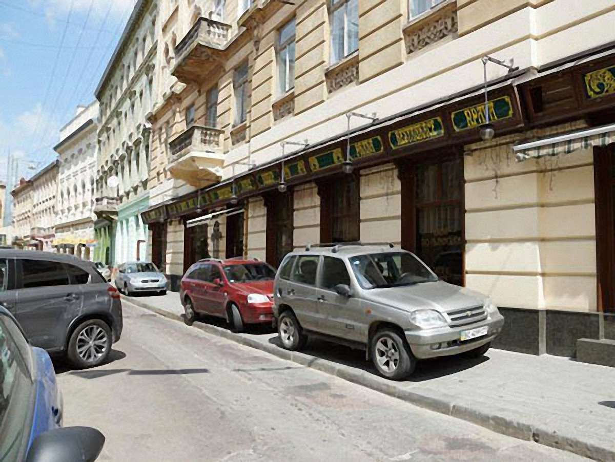 Паркування на тротуарі на вулиці Курбаса обмежать стовпцями