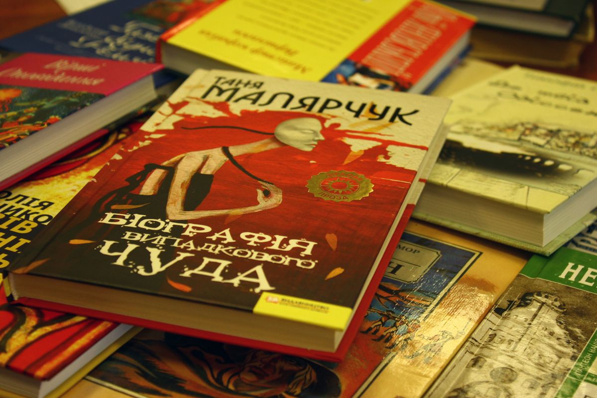 До другого гаражного розпродажу готують повну скриню книжок