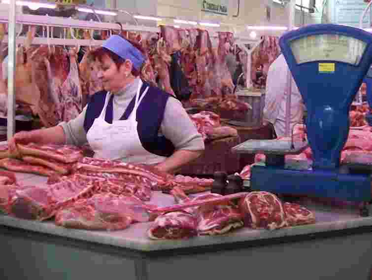 Київські посадовці збирали данину з продавців м'яса на місцевих ринках