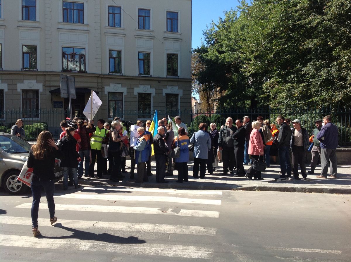 У Львові комунальники увосьме пікетували казначейство