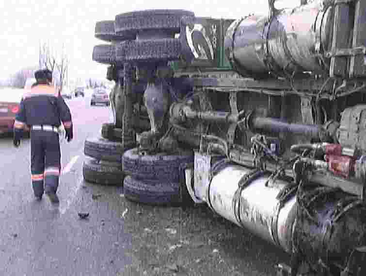 На дорозі Київ-Чоп перевернулася вантажівка