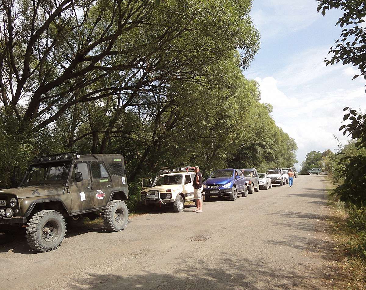 Джипери прибрали водоспади в Карпатах: вивезли півтонни сміття