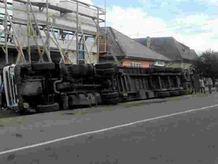 На Закарпатті вантажівка перекинулася на припарковані на узбіччі авто