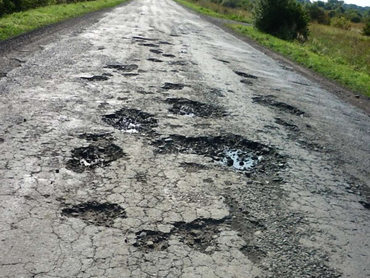 У Красному після погроз перекрити дорогу знайшли асфальт на ремонт