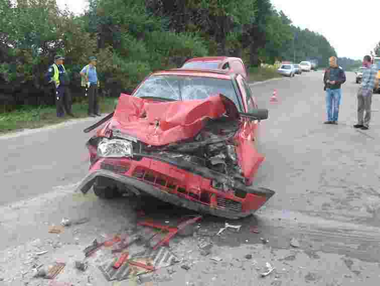 На Львівщині легковик в’їхав у вантажівку: 6 людей травмовано. Фото